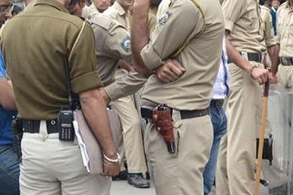 टायर और पेट्रोल से शव की अंत्येष्टि का वीडियो सोशल मीडिया पर आने के बाद पांच पुलिसकर्मी निलंबित