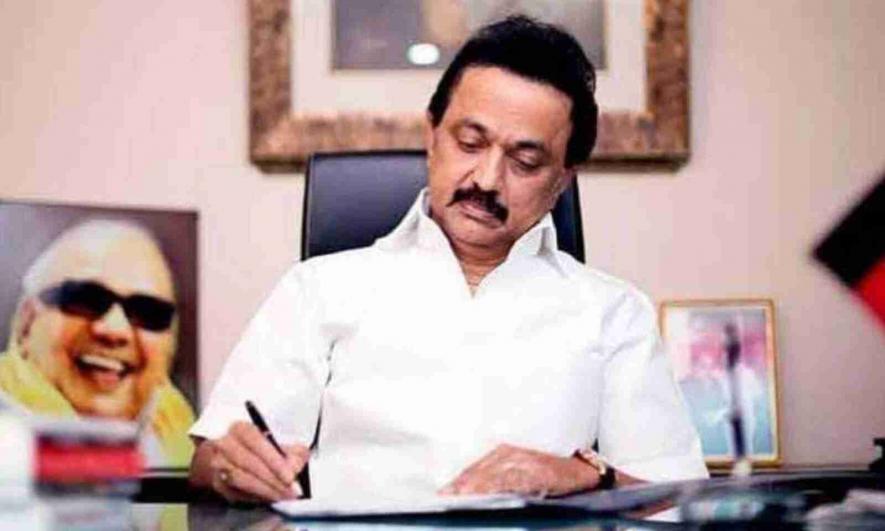 तमिलनाडु:शपथ लेते ही स्टालिन ने 2,000 रुपये की राहत राशि देने, आविन दूध के दाम में कटौती सहित महिलाओं को मुफ़्त यात्रा की घोषणा की