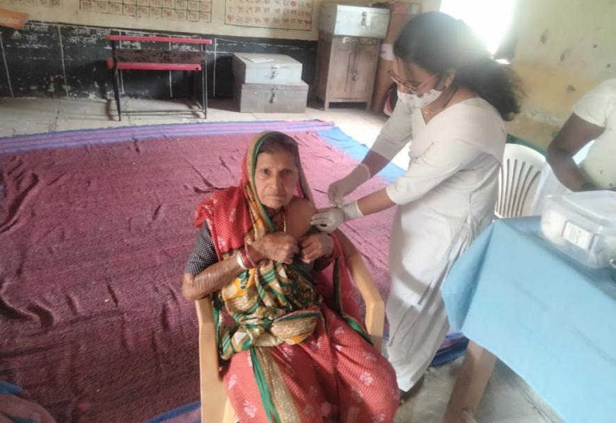 मेलघाट में चिखलदरा तहसील के जामली में पिछले दिनों कोरोना-रोधी टीकाकरण शिविर आयोजित किया गया। (दोनों फोटो : ज्ञानदेव येवले)