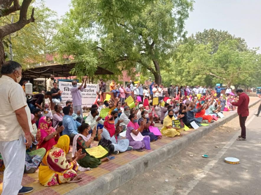 फरीदाबाद : 'घर में ही रहें' की नसीहत के बीच खोरी गांव के 10 हज़ार परिवार को बेघर करने की तैयारी!
