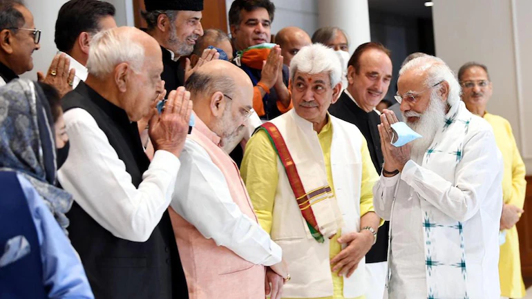 जम्मू कश्मीर: सर्वदलीय बैठक में पूर्ण राज्य का दर्जा बहाल करने, विधानसभा चुनाव कराने की उठी मांग