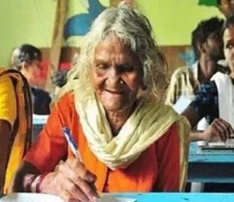 केरल: 105 साल की उम्र में साक्षरता परीक्षा उत्तीर्ण करने वाली भगीरथी अम्मा का निधन