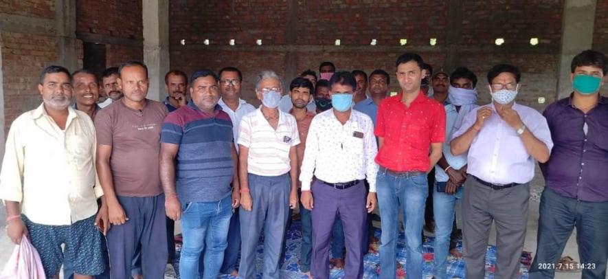 सीतामढ़ी में खुदरा विक्रेता प्रदर्शन करते हुए
