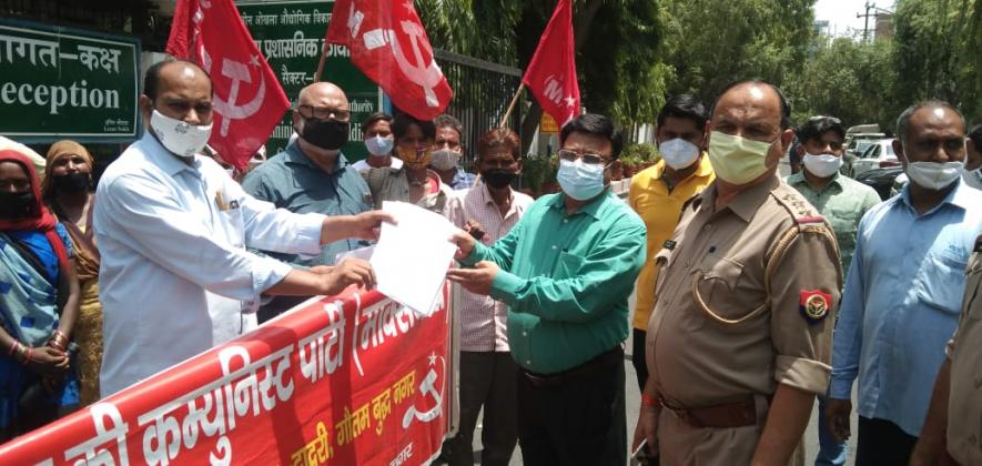 झुग्गियों को उजाड़ने के ख़िलाफ़ एवं उनके पुनर्वास की मांग को लेकर माकपा का नोएडा प्राधिकरण पर प्रदर्शन, सौंपा ज्ञापन