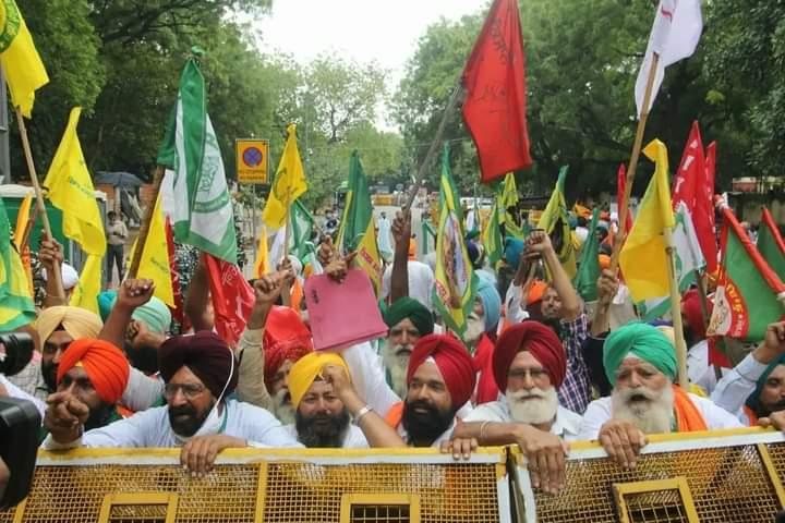 दिल्ली में संसद के पास किसानों ने लगाई अपनी किसान संसद, पास किए कई प्रस्ताव