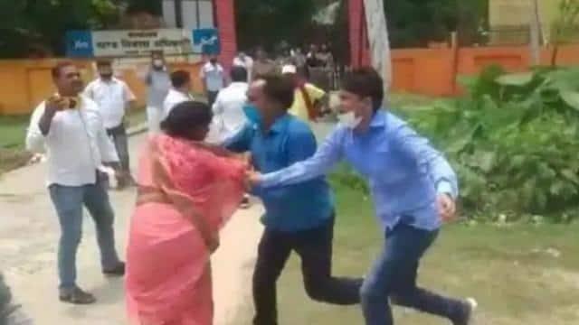 महिला की साड़ी खींचने के मामले में तत्काल कार्रवाई करे यूपी पुलिस: महिला आयोग