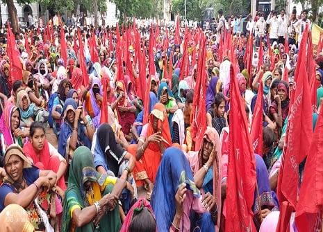 MP: अवैध बेदखली और लूट के खिलाफ आदिवासियों का कलेक्ट्रेट घेराव, कहा- सरकार हमसे सीख ले कानून