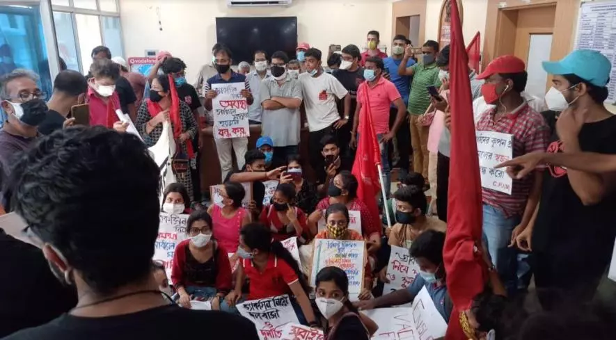 कोविड-19: क़स्बा वैक्सीन घोटाले के ख़िलाफ़ वाम मोर्चा का पश्चिम बंगाल भर में विरोध प्रदर्शन