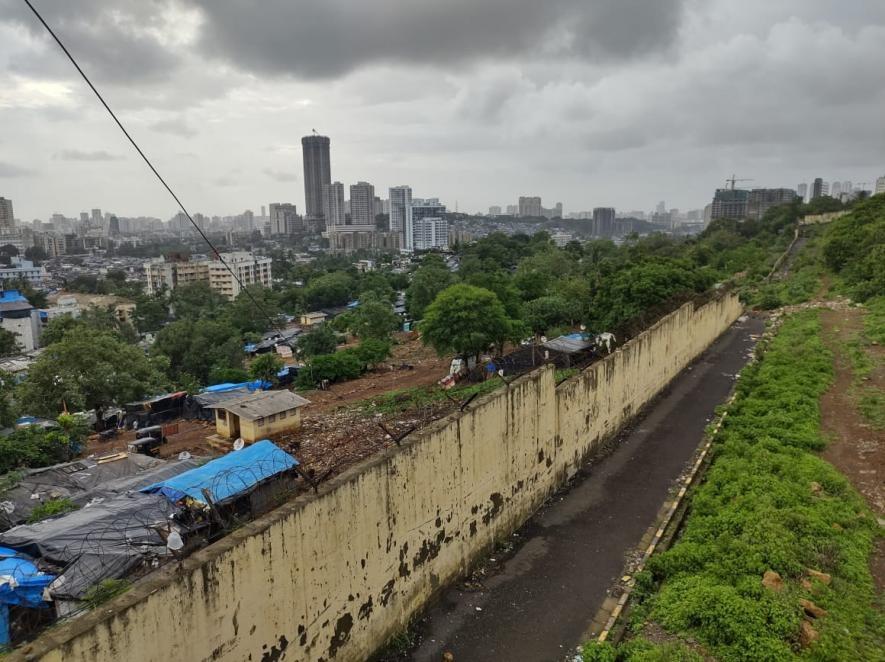 मुंबई के अंबेडकरनगर के निवासियों का विलाप: 'कोरोना से पहले तो हमें बारिश ही मार डालेगी'