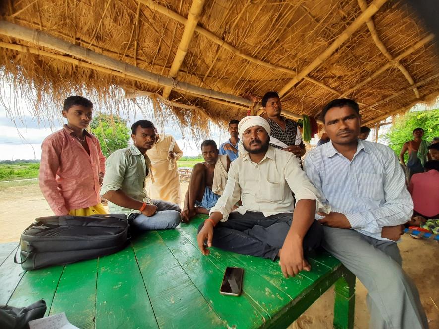 आज भी दर्द से भरे हैं उभ्भा गांव के आदिवासी। नरसंहार कांड की दूसरी बरसी से पहले एक जगह जमा होकर अपना दुख सुना रहे आदिवासी