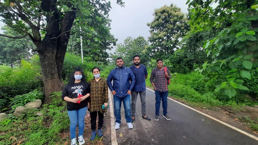 आंचल और उनके साथी 25 हज़ार पेड़ काटने का विरोध कर रहे हैं