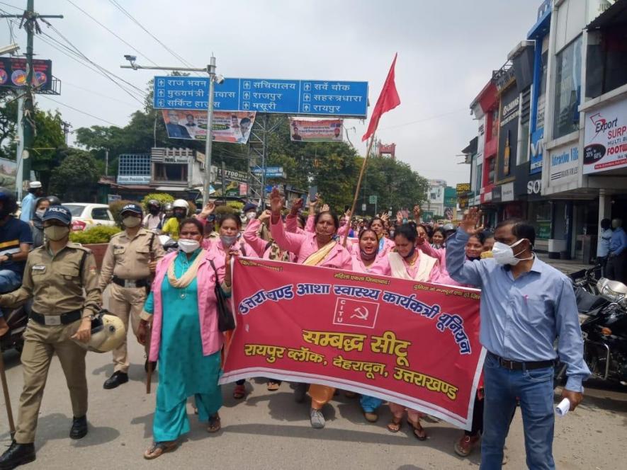 देहरादून में अपनी मांगों को लेकर रैली निकालती आशाएं, फोटो- सत्यम कुमार