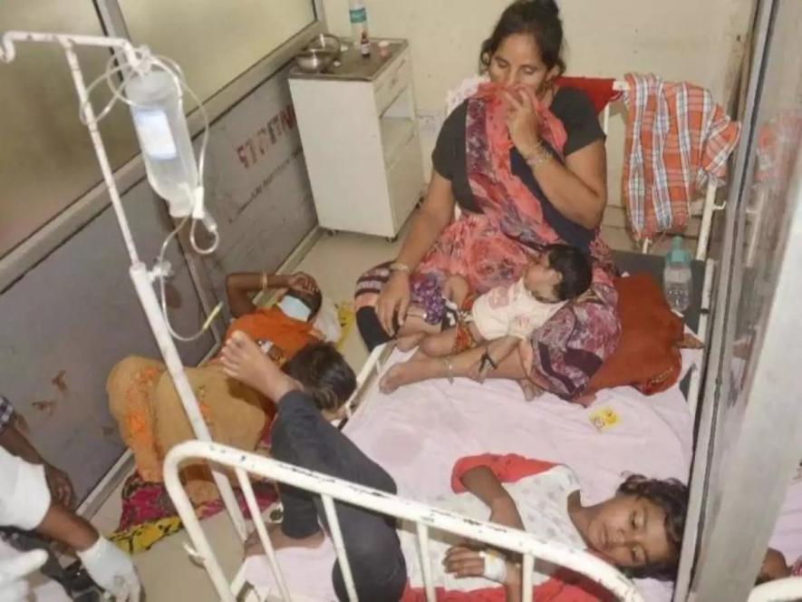 यूपी: बुखार से लगातार जाती बच्चों की जान, पश्चिम में डेंगू-मलेरिया तो पूर्वांचल में इंसेफ़ेलाइटिस का क़हर!