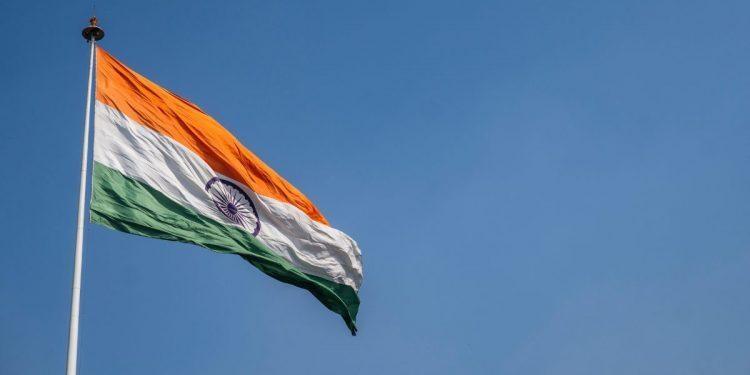 लोकतंत्र, फ़ासला, असमानता और अनादर