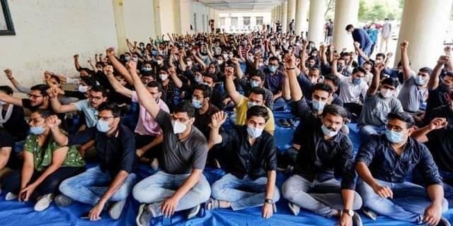 गुजरात में डॉक्टरों की हड़ताल जारी, सरकार पर बदले की भावना से बिजली-पानी कनेक्शन काटने का आरोप!