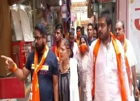 यूपी: दक्षिणपंथी संगठन क्रांति सेना ने मुस्लिम युवकों के मेहंदी लगाने का विरोध किया