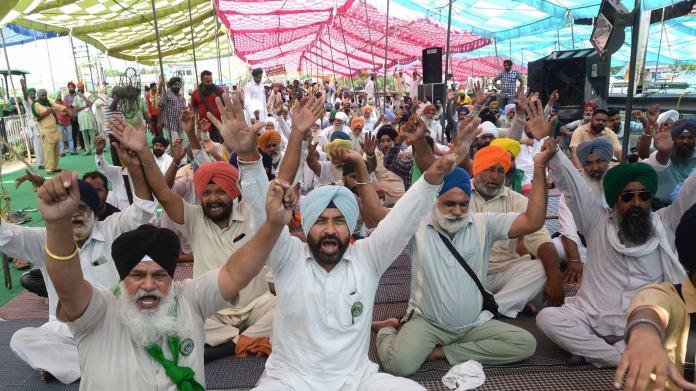 पंजाब के किसानो का गन्ने के मूल्य में वृद्धि की मांग को लेकर अनिश्चितकालीन धरना जारी, दी पंजाब बंद की चेतावनी