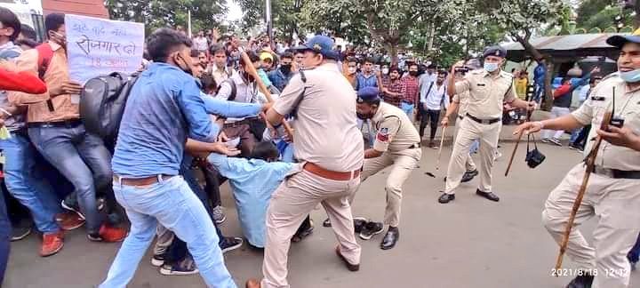 दिल्ली से लेकर एमपी तक बेरोजगारों पर लाठी बरसा रही सरकार !