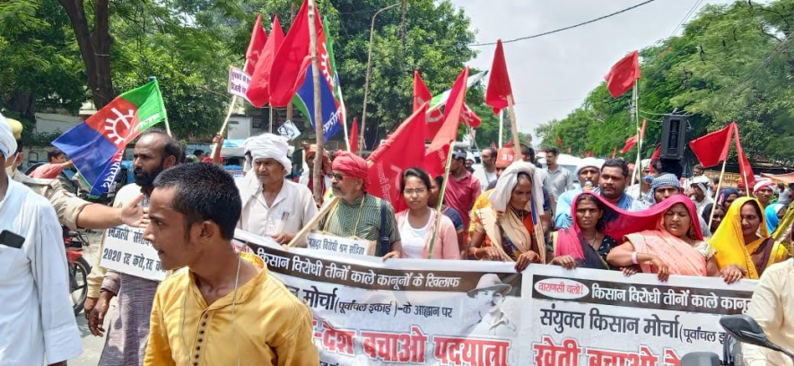 तीनों कृषि कानूनों के विरुद्ध मार्च निकालते पूर्वांचल के किसान