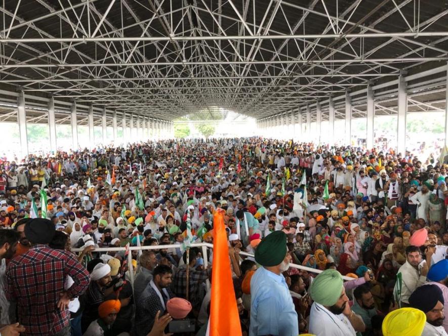 किसानों पर लाठीचार्ज के विरोध में करनाल में महापंचायत, अधिकारियों का घेराव
