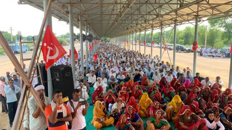 विवादित तीन कृषि क़ानूनों के ख़िलाफ़ सीकर में माकपा के नेतृत्व में कृषि मंडी में हज़ारों किसानों ने किया रोष प्रदर्शन