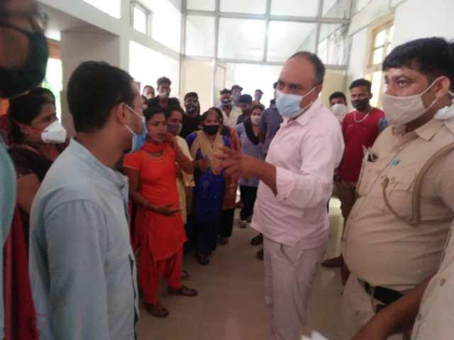दिल्ली सरकार के विश्वविद्यालय में से निकाले गए सफाईकर्मी, नई ठेका एजेंसी का लिया बहाना