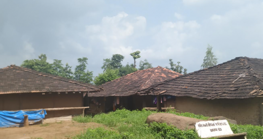 गुजरात के एक जिले में गन्ना मज़दूर कर्ज़ के भंवर में बुरी तरह फंसे