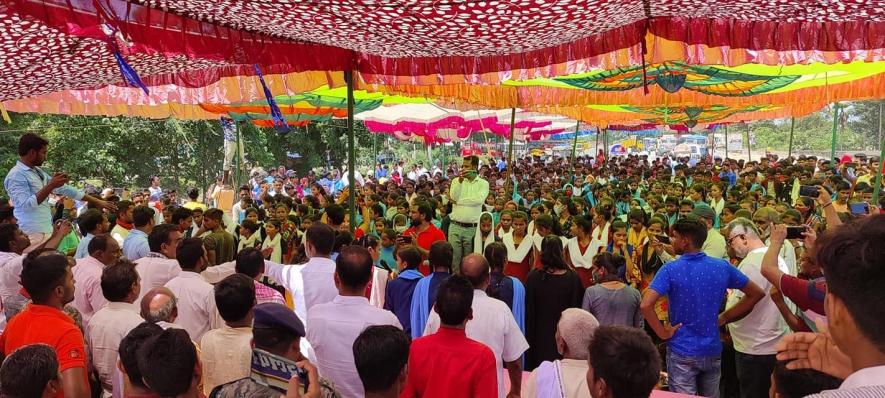 स्कूल तोड़कर बीच से निकाल दी गई फोर लेन सड़क, ग्रामीणों ने शुरू किया ‘सड़क पर स्कूल’ अभियान