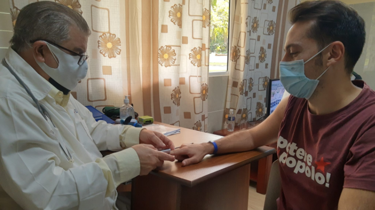 पोटेरे अल पोपोलो के राष्ट्रीय प्रवक्ता गिउलिआनो ग्रेनाटो, सोबरानाप्लस ट्यूरिन के नैदानिक परीक्षण में भाग लेने वाले इतालवी स्वयंसेवकों में से एक थे। चित्र: मौरिज़ियो कोपोला।