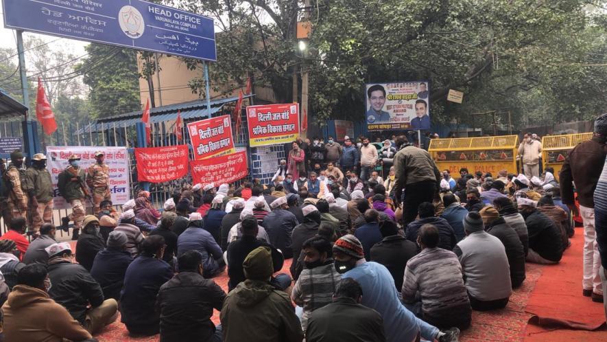 डीजेबी: यूनियनों ने मीटर रीडर्स के ख़िलाफ़ कार्रवाई वापस लेने की मांग की, बिलिंग में गडबड़ियों के लिए आईटी कंपनी को दोषी ठहराया