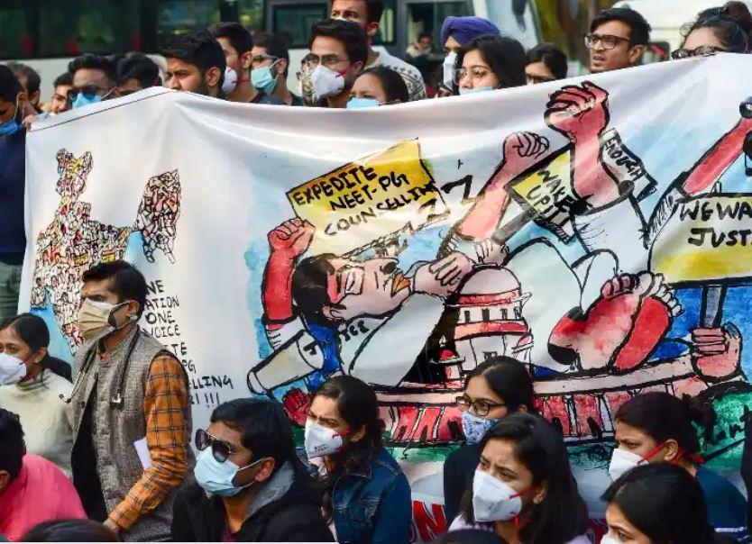अस्पताल छोड़कर सड़कों पर क्यों उतर आए भारतीय डॉक्टर्स? 