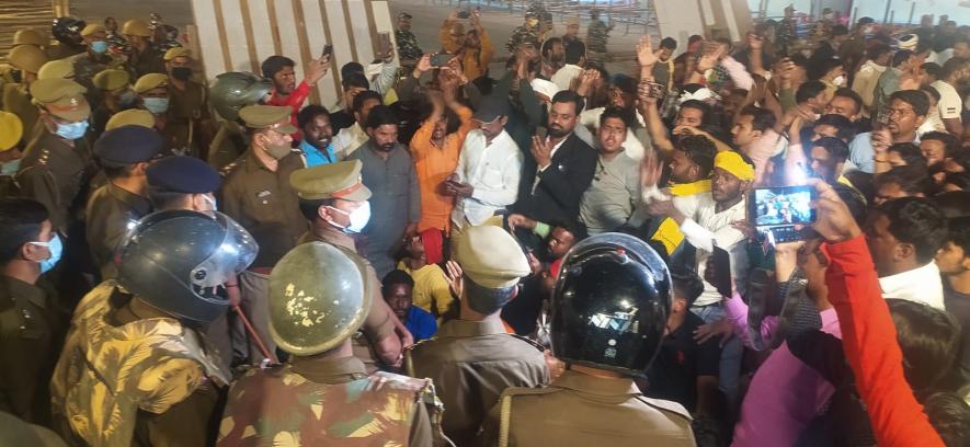EVM मामले में वाराणसी के एडीएम नलिनीकांत सिंह सस्पेंड, 300 सपा कार्यकर्ताओं पर भी एफ़आईआर