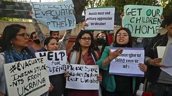 इतवार की कविता : 'टीवी में भी हम जीते हैं, दुश्मन हारा...'