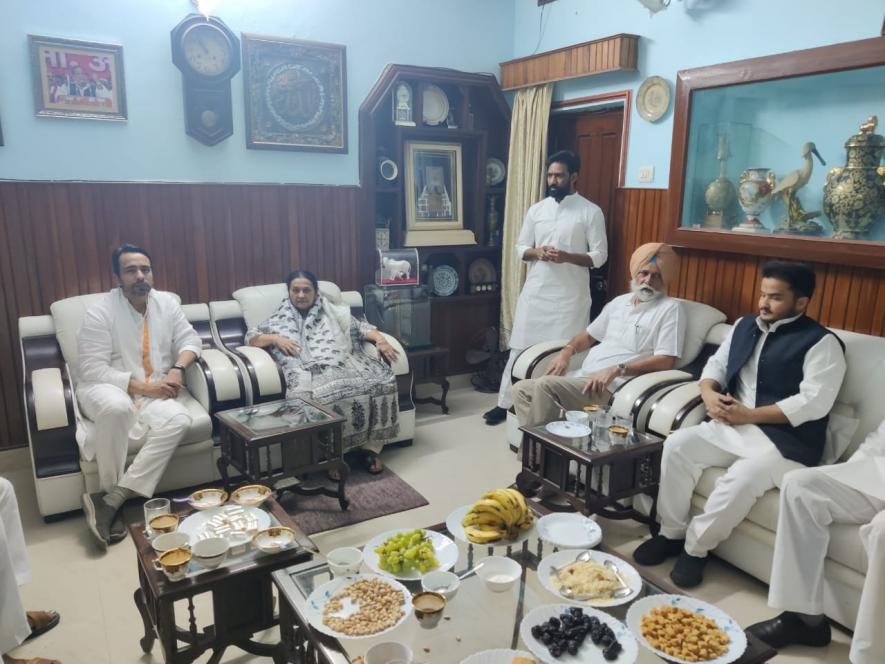 आज़म के परिवार से जयंत की मुलाकात के क्या मायने निकाले जाएं?