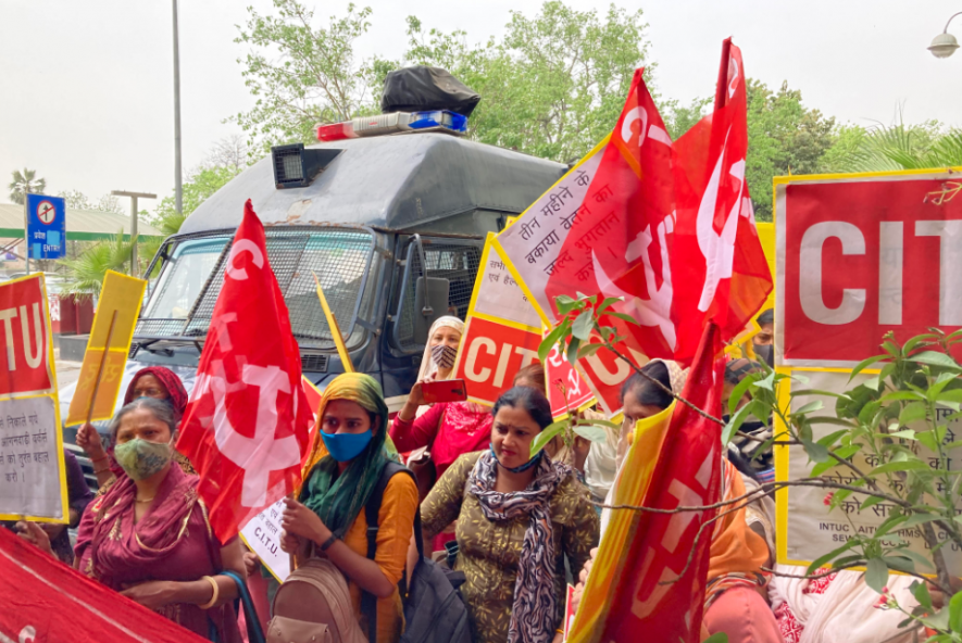 दिल्ली: बर्ख़ास्त किए गए आंगनवाड़ी कर्मियों की बहाली के लिए सीटू की यूनियन ने किया प्रदर्शन