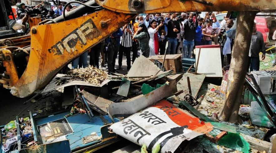 इतवार की कविता : 'लोग टूट जाते हैं एक घर बनाने में...'