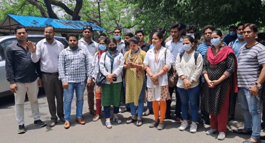 यूपी : मेरठ के 186 स्वास्थ्य कर्मचारियों की बिना नोटिस के छंटनी, किया आंदोलन का ऐलान