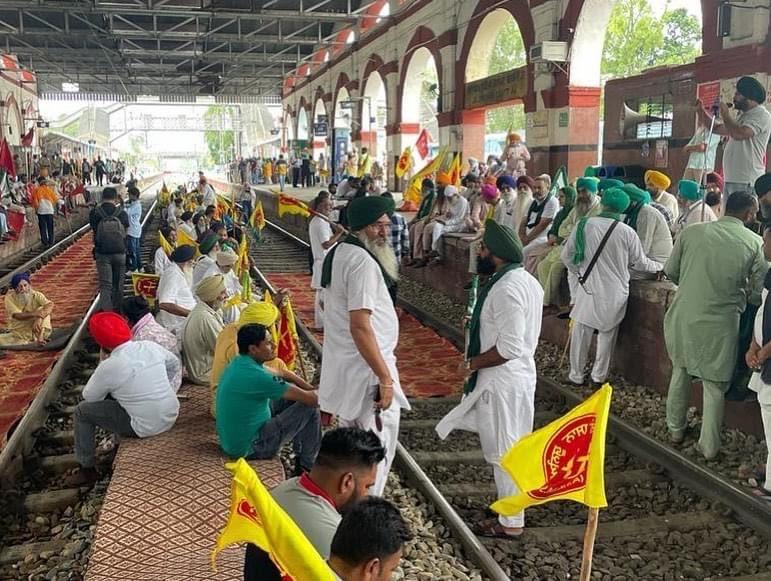 केंद्र सरकार की वादाख़िलाफ़ी से नाराज़ किसानों का देशव्यापी चक्काजाम