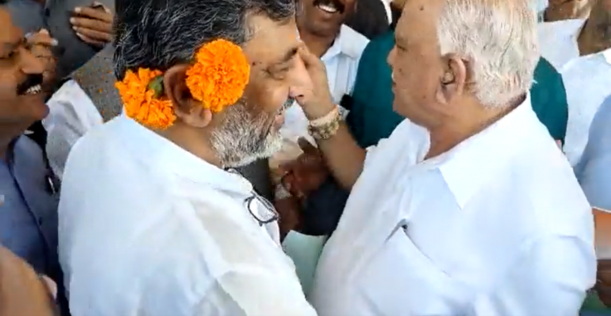 Kan Pe Phool