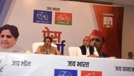 लखनऊ में संयुक्त प्रेस कॉन्फ्रेंस करते हुए मायावती और अखिलेश यादव। 