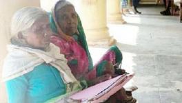 खुद को जीवित साबित करने की लड़ाई लड़तीं दो बहनें। 