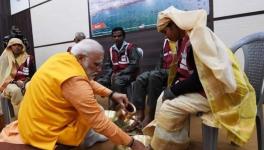 कुंभ में सफाईकर्मियों के पांव धोते प्रधानमंत्री नरेंद्र मोदी।
