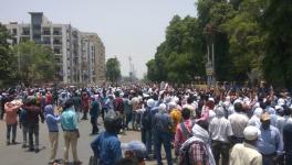 यूपीपीएससी के सामने प्रदर्शन करते छात्र