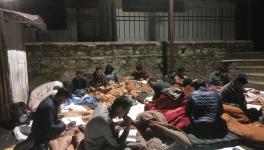 रात में धरना देते छात्र