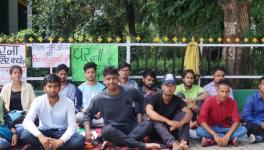 किताबों और शिक्षकों की मांग को लेकर पिथौरागढ़ ज़िले के युवा आंदोलन कर रहे हैं।