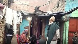 अपने घर के बाहर रईस के पिता