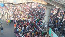 प्रवासी मज़दूर सड़क पर