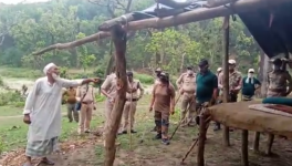 पुलिस कर्मियों को रोकते हुए गुलाम मुस्तफा