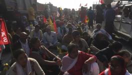 प्रदर्शनकारी, मुख्य रूप से महिलाएं, राजस्थान-हरियाणा सीमा पर दिल्ली-जयपुर राजमार्ग के एक कैरिजवे में पड़ाव डाले हुई हैं। छवि: रौनक छाबड़ा