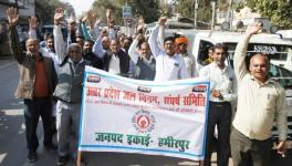 यूपी: जल निगम कर्मियों का धरना प्रदर्शन, पांच महीने से नहीं मिली तनख़्वाह और पेंशन